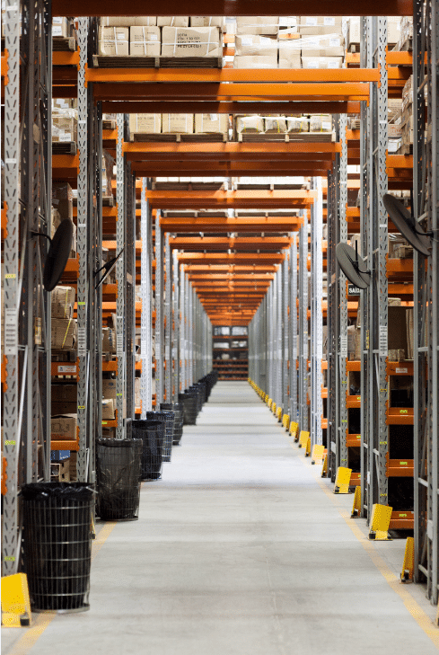 Racks à palettes dans un entrepôt industriel bien organisé