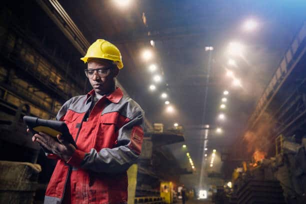 Ouvrier en tenue de chantier qui travaille dans un entrepôt