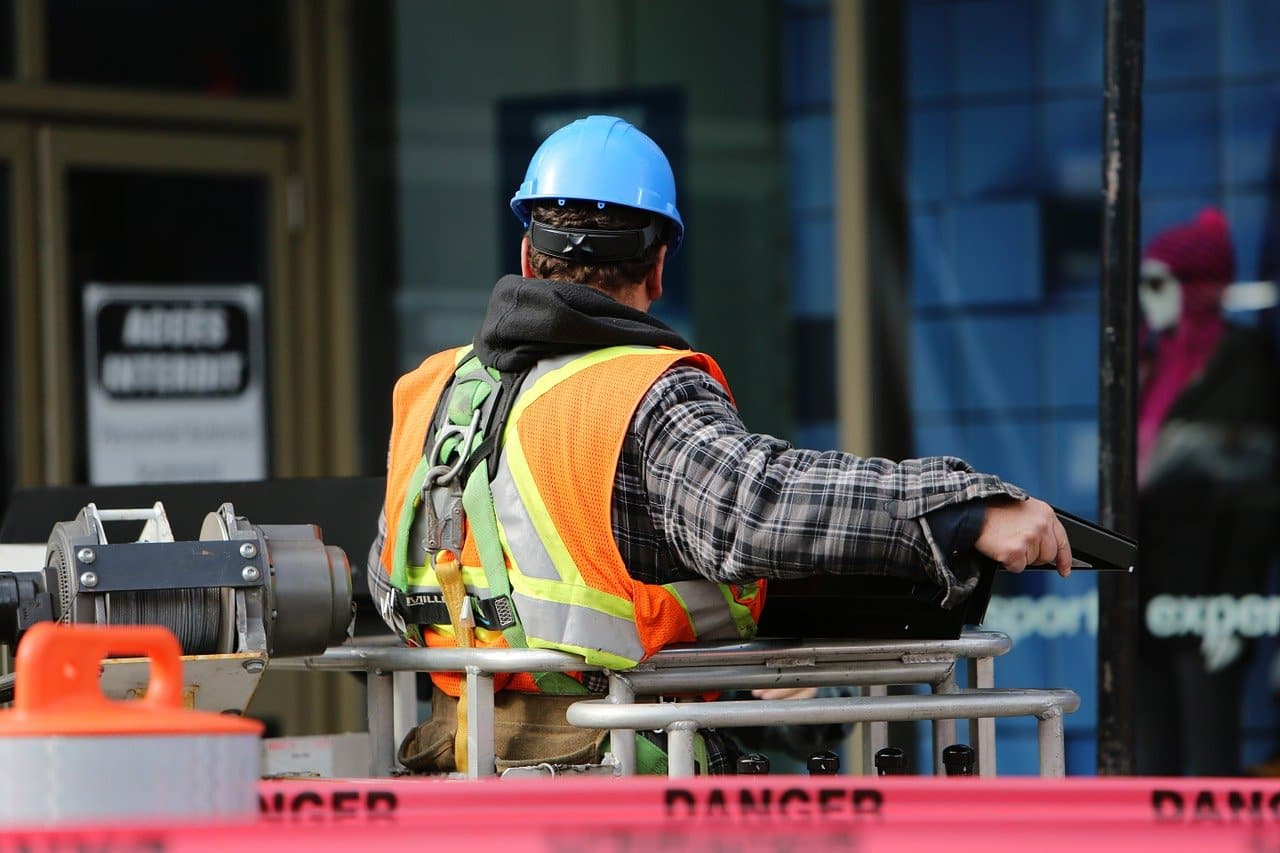 ouvrier sur un site industriel