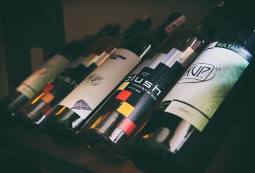 bouteilles de vins disposées sur un étal