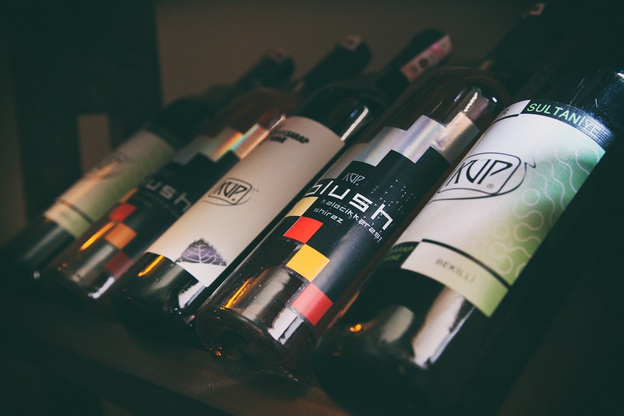 bouteilles de vins disposées sur un étal